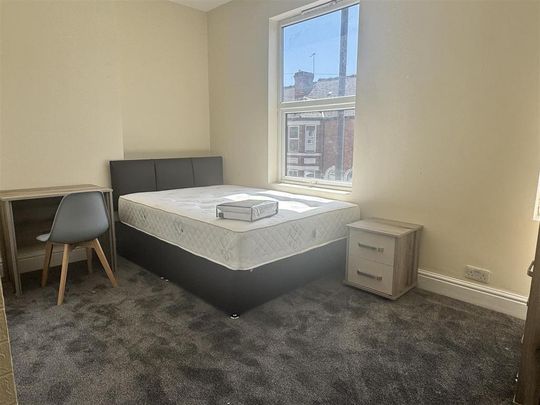 1 bedroom in a house share to rent - Photo 1