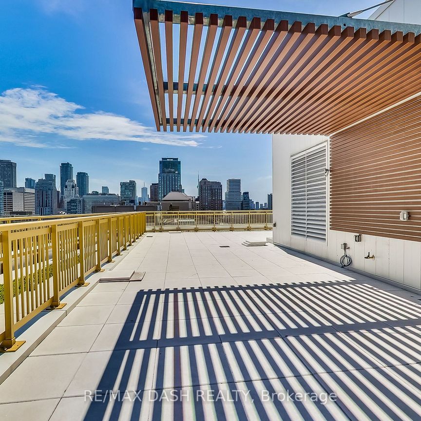 Yorkville's Finest: Unmatched Sky Penthouse, 2665 sqft, 10' Ceilings, Chef's Kitchen, Private Rooftop Terrace. Luxury Living at Its Peak! - Photo 1