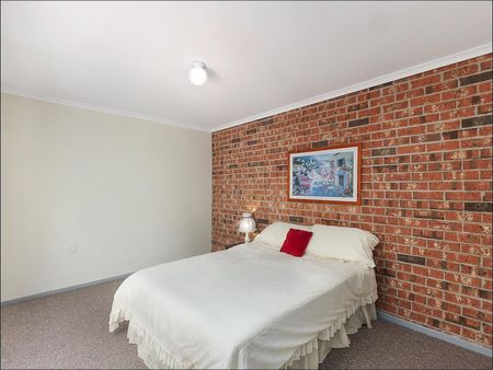 Charming 2-Bedroom Townhouse in Leafy Queanbeyan West - Photo 4