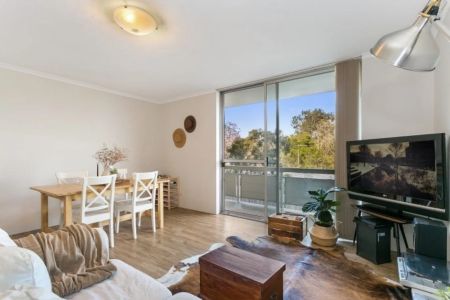 Easy & Modern Living in Leafy Corinda - Photo 2