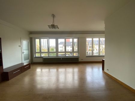 Ruim appartement pal in het centrum van Genk - Photo 4