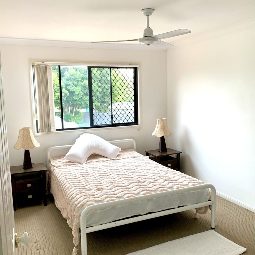 Benowa Spacious Furnished Room with Own bathroom - Photo 1