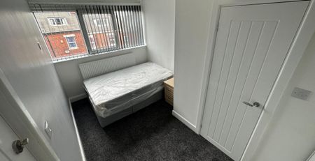 Room 4 Barras Place Leeds LS12 4JR - Photo 2