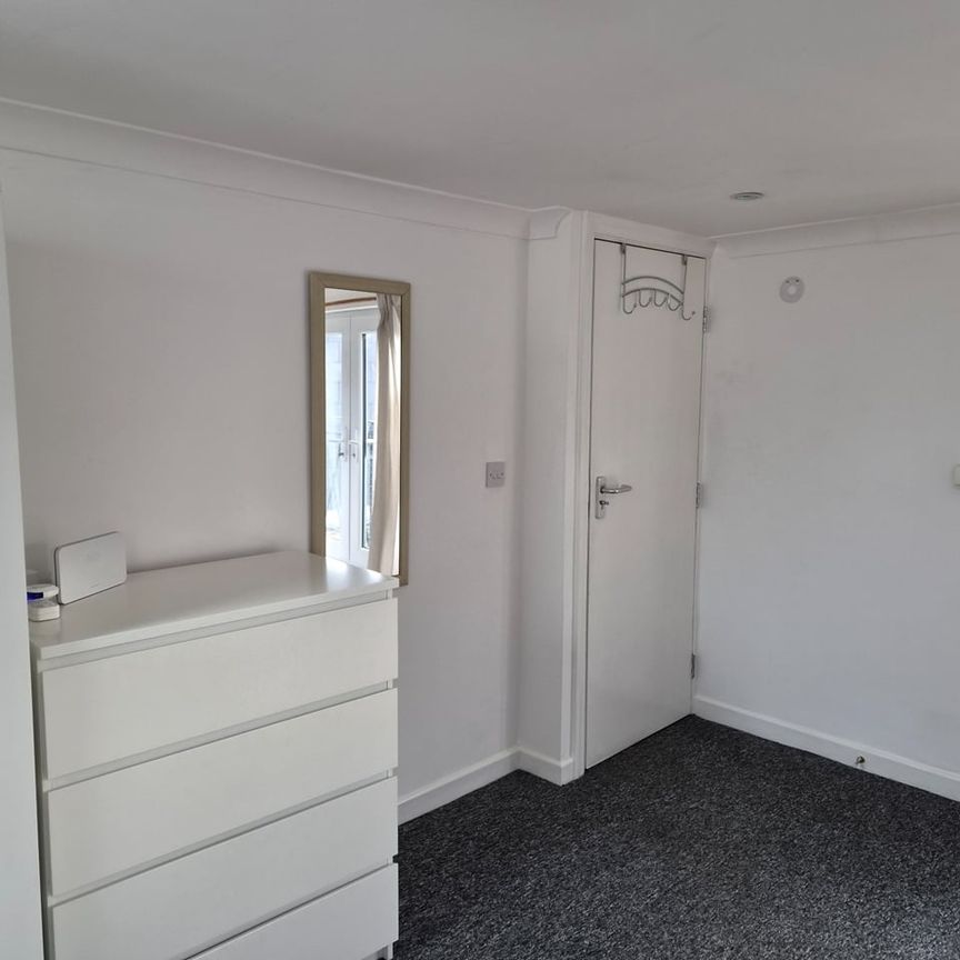 Room in a Shared House, Russell Road, SW19 - Photo 1
