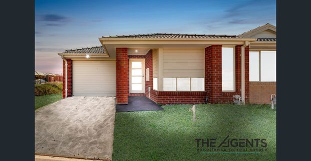 MODERN FAMILY HOME IN A PRIME LOCATION! - Photo 1