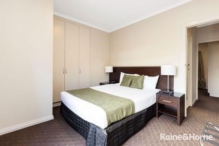 Chic Fully Furnished Inner-City Apartment - Prime CBD Location - Photo 4