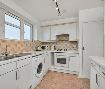 Double rooms in SE26 with good light/views Room D - Photo 1