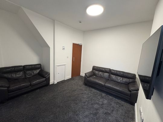 Room in a Shared House, Moseley Road, M14 - Photo 1