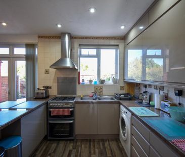 1 bedroom in a house share to rent - Photo 2