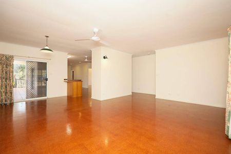 Spacious Family Home with Elevated Views in White Rock – Available 11 September - Photo 5