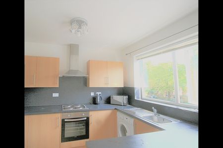 3 Bed Flat, Fairfield Court, M14 - Photo 5