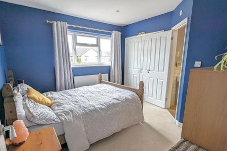 Kings Road, Woking, Surrey, GU24 - Photo 4