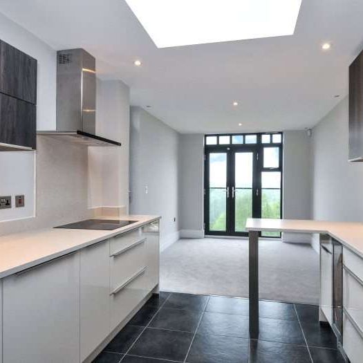 A luxury apartment in a prime Sevenoaks location, with off street parking. - Photo 1