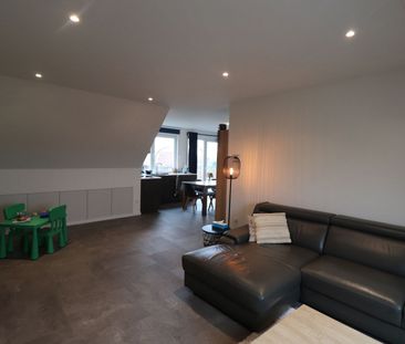 Gerenoveerd duplex-appartement met 3 slaapkamers, terras en autosta... - Foto 2