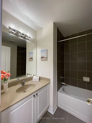 Condo Townhouse For Lease | N9255946 - Photo 1