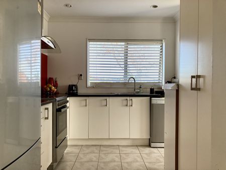 Low maintenance home with double garage - Photo 5