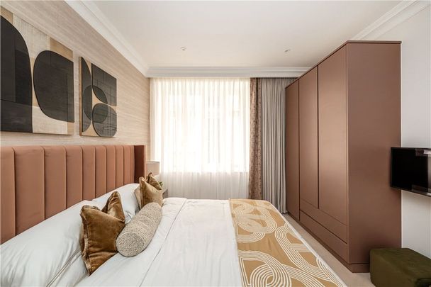 A luxurious two-bedroom, two-bathroom lateral apartment in a prestigious red brick building on Stratton Street, Mayfair. - Photo 1