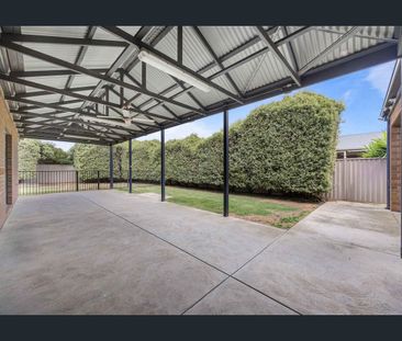 LARGE FAMILY HOME WITH FLEXIBLE FLOOR PLAN - Photo 1