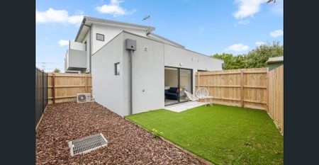 Modern Fully Furnished Studio with HUGE Private Backyard – ALL Bills Included! - Photo 2