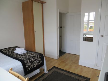 Flat 410 Fulham Palace Road, Fulham W6 9HH - Photo 2