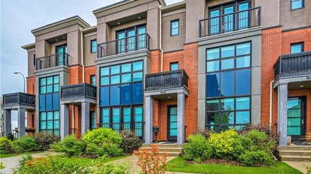 Upscale 3 Storey Townhome. Gourmet Kitchen, Private Elevator, Lock And Leave Ease. - Photo 4