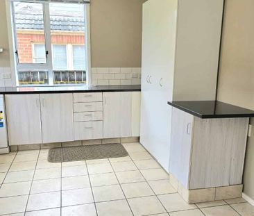 Cosy, Comfort, Convenience only at Cleland Street - Photo 2