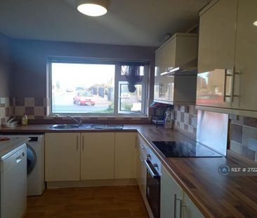 3 bedroom semi-detached house to rent - Photo 5