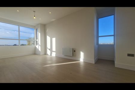 2 Bed Flat, Raffles House, NW4 - Photo 2