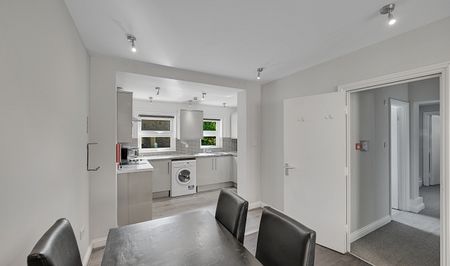 Spacious 3-Bed, 1-Bath Student Flat with Large Communal Garden & Free Parking - Photo 3