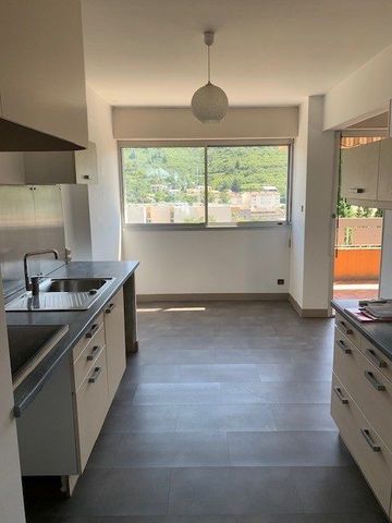 Location Appartement 4 pièces 88m² LES VANS 07140 - Photo 4