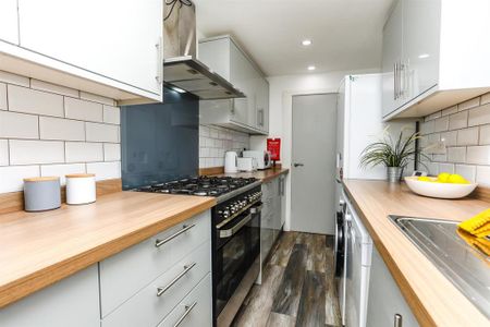 1 bedroom in a house share to rent - Photo 2