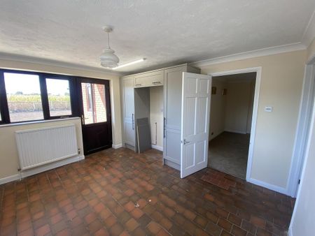 4 bedroom detached house to rent - Photo 4