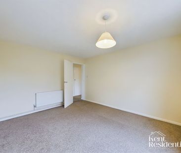 2 bed flat to rent in Kings Road, Chatham, ME5 - Photo 1