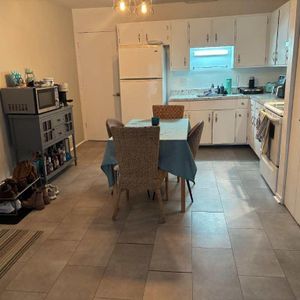 4 1/2 libre mi-novembre, semi meublé, WIFI inclus - Photo 2