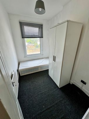 3 Bed Flat, Wellesley Road, IG1 - Photo 1