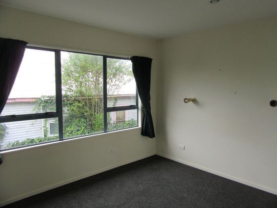 City – 3 bedroom/1 bath Inner City Townhouse, 2 x heat pumps, Single Garage - Photo 1