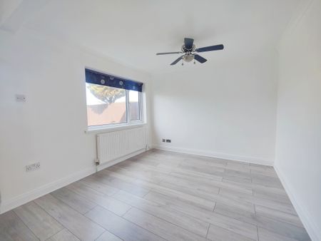 Round Moor Walk, BIRMINGHAM, B35 - Photo 3