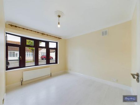 5 bedroom semi-detached bungalow to rent - Photo 3