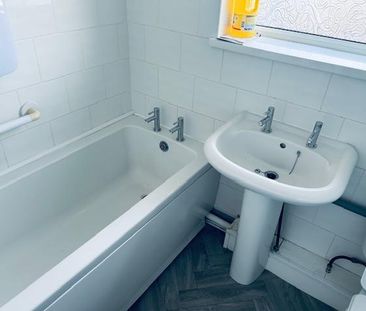 3 bedroom terraced house to rent - Photo 3