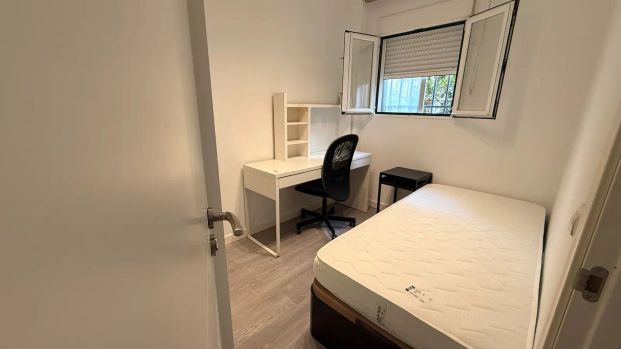 Room in a shared 4-bedroom apartment for rent in Campamento, perfect for professionals and students - Photo 1
