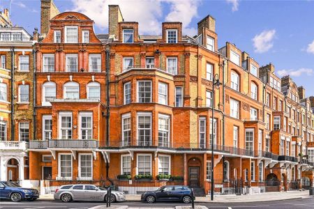 Interior designed two bedroom apartment with over 4m high ceilings and beautiful period features located in a prime Knightsbridge location. - Photo 2