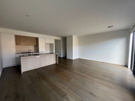 THREE BEDROOM TOWNHOUSE - Photo 1