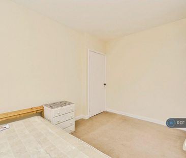 3 bedroom flat to rent - Photo 5