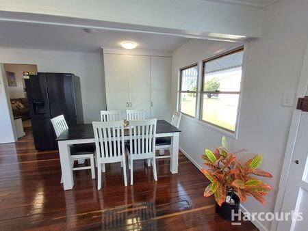 Charming 4-Bedroom Queenslander with Stunning Foreshore Views - Just Steps to the Water! - Photo 2