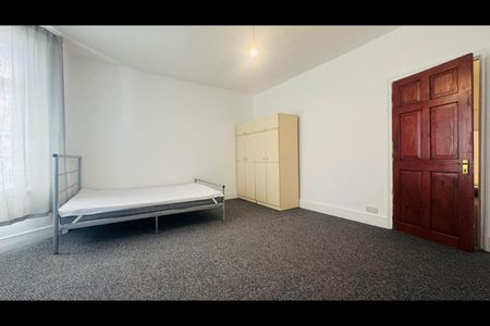 4 Bed Terraced House, Somerby Road, IG11 - Photo 5