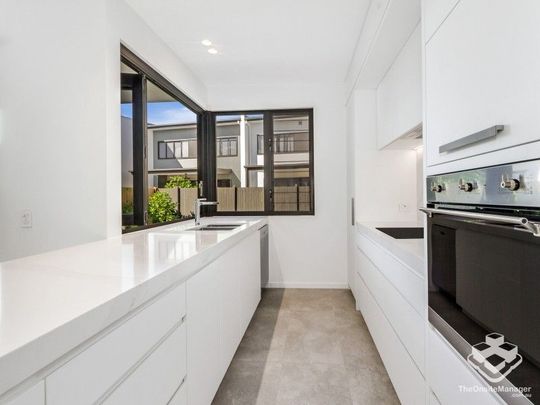 3 bedroom + MPR Terrace Home Offering Modern Comforts! - Photo 1