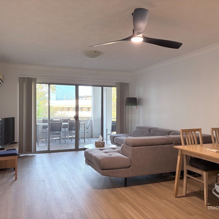 Fully Furnished 2 Bedroom Apartment with Large Balcony in the Heart of Toowong - Photo 1