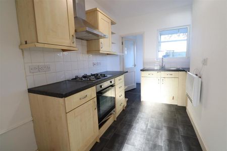 3 bedroom end of terrace house to rent - Photo 3