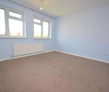 3 bedroom end of terrace house to rent - Photo 2