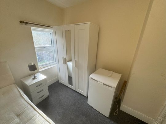 Price £850 pcm - Available Now - Unfurnished - Photo 1